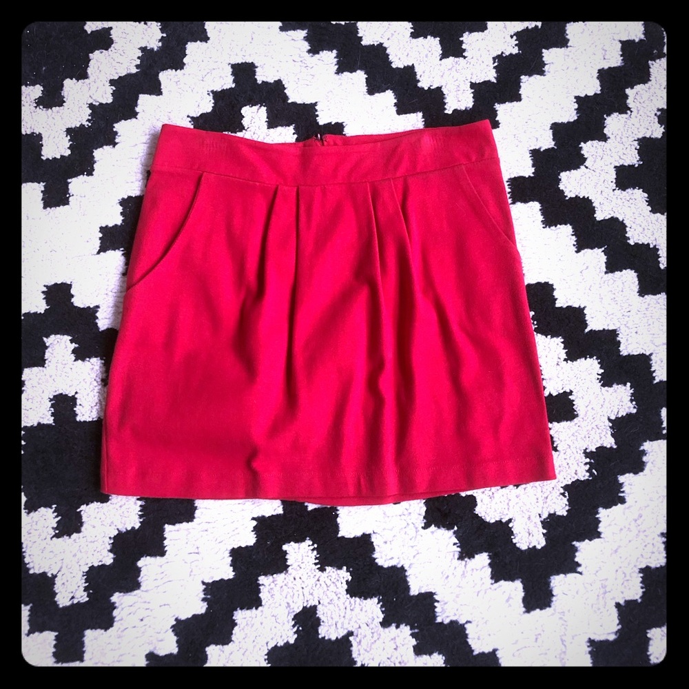 Red skirt with pleats and pockets